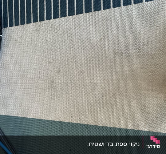 צינור ניקוי על שטיח עם כתמים